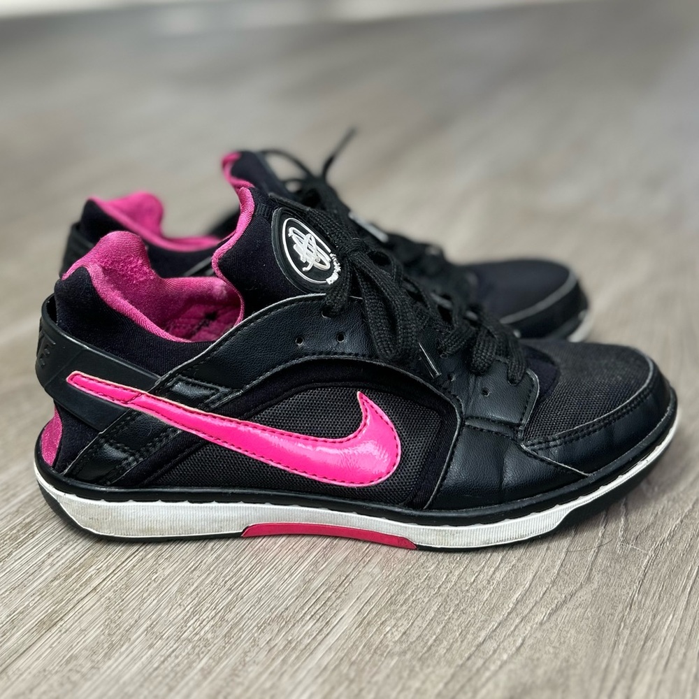 Nike Women’s Huarache Black/Pink Dance Low Active Sneakers Size 6